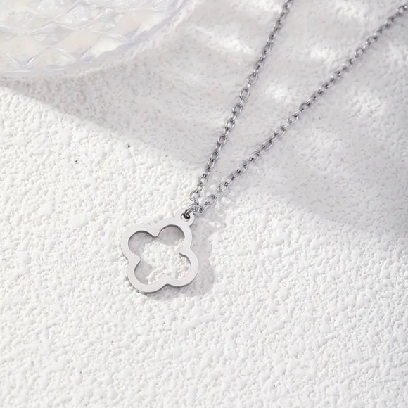 Four leaf clover silver tone necklace - Picture 4 of 4